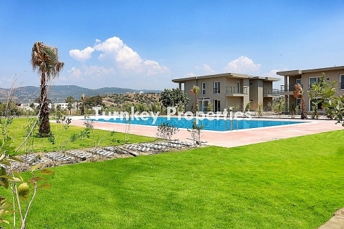 Poyrazköy Sitesi Satılık | Bodrum Meşelik'te Satılık 2+1 Bahçe Katı Daire - Ortak Yüzme Havuzlu