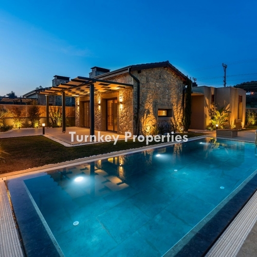 Bodrum, Yalı'da Hobi Bahçeli, Özel Havuzlu, Yerden Isıtmalı ve Şömineli, Geleneksel Taş İşçiliği ile Modern Dokunuşları Buluşturan Satılık Lüks Villa