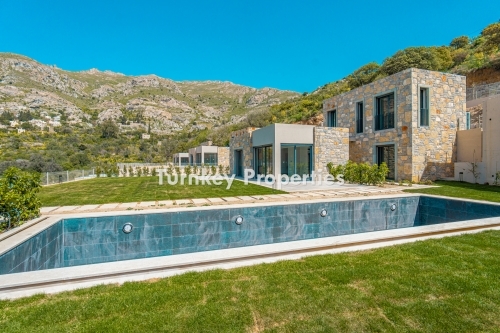 Gümüşlük'te Eşsiz Deniz ve Vadi Manzaralı, Özel Havuzlu Satılık Müstakil Taş Evler