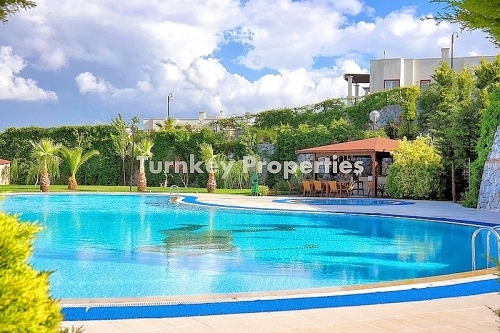 Peaceful Holiday Living in a Well-Equipped Lakeside Site
