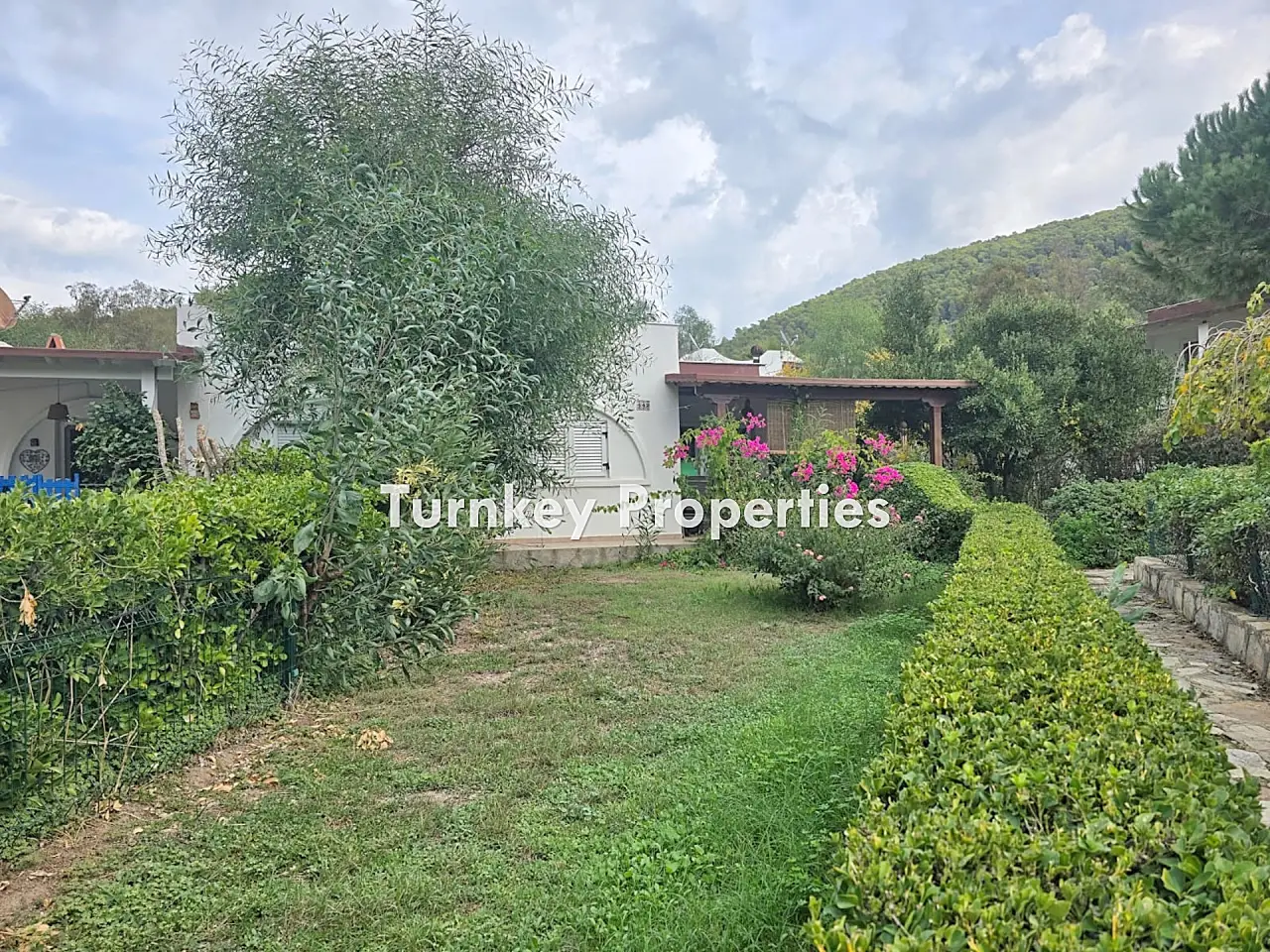 Adabükü Doktorlar Sitesinde Denize Yakın Satılık İkiz Villa Bahçe — 4