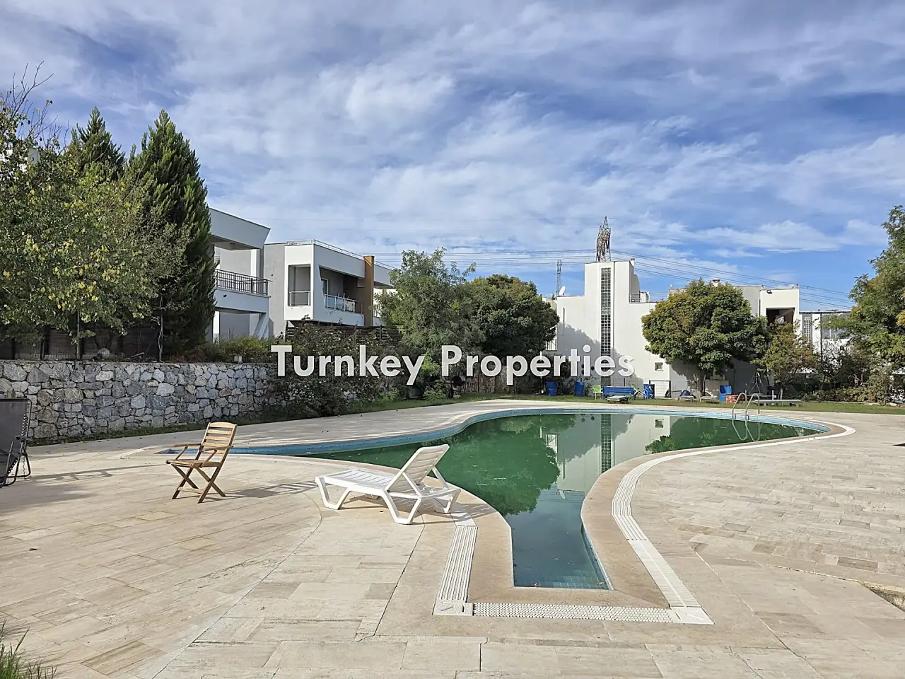 Villa à vendre à Mentes Milas avec beau jardin et piscine commune — 3