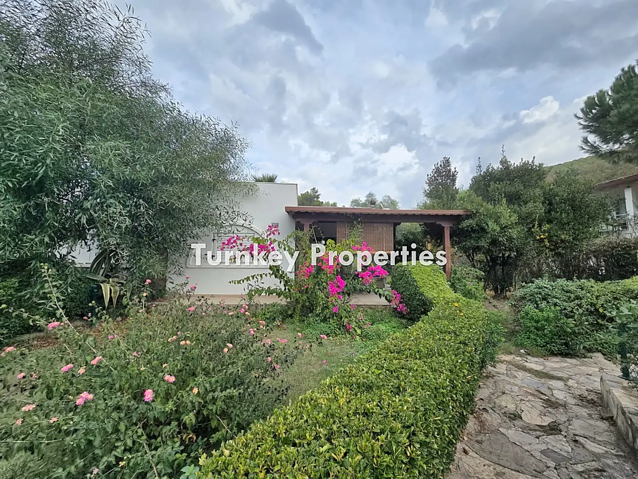 Adabükü Doktorlar Sitesinde Denize Yakın Satılık İkiz Villa Bahçe — 3