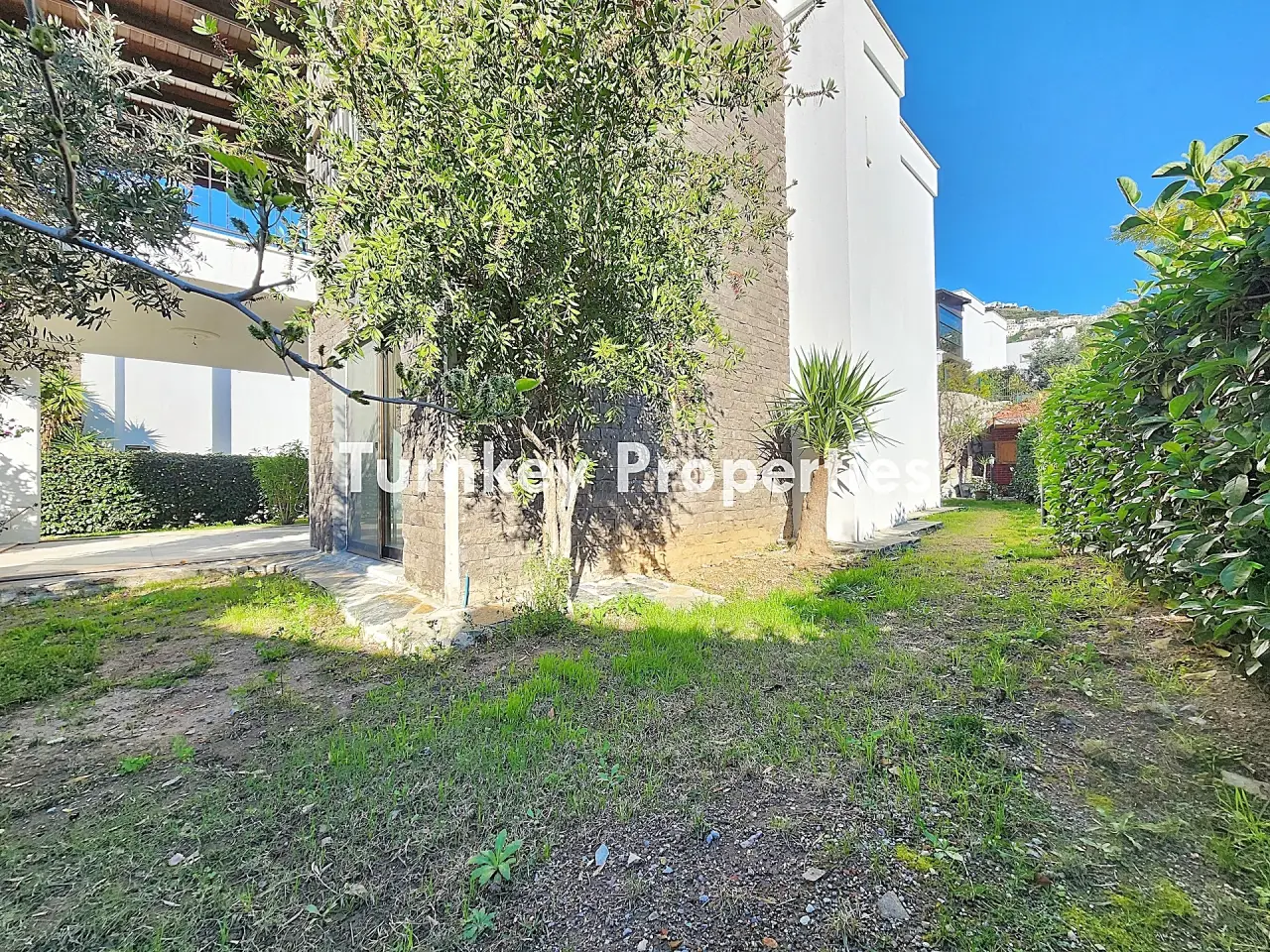 Garden Flat for Sale in Koyunbaba with Shared Pool near the Beach — 5