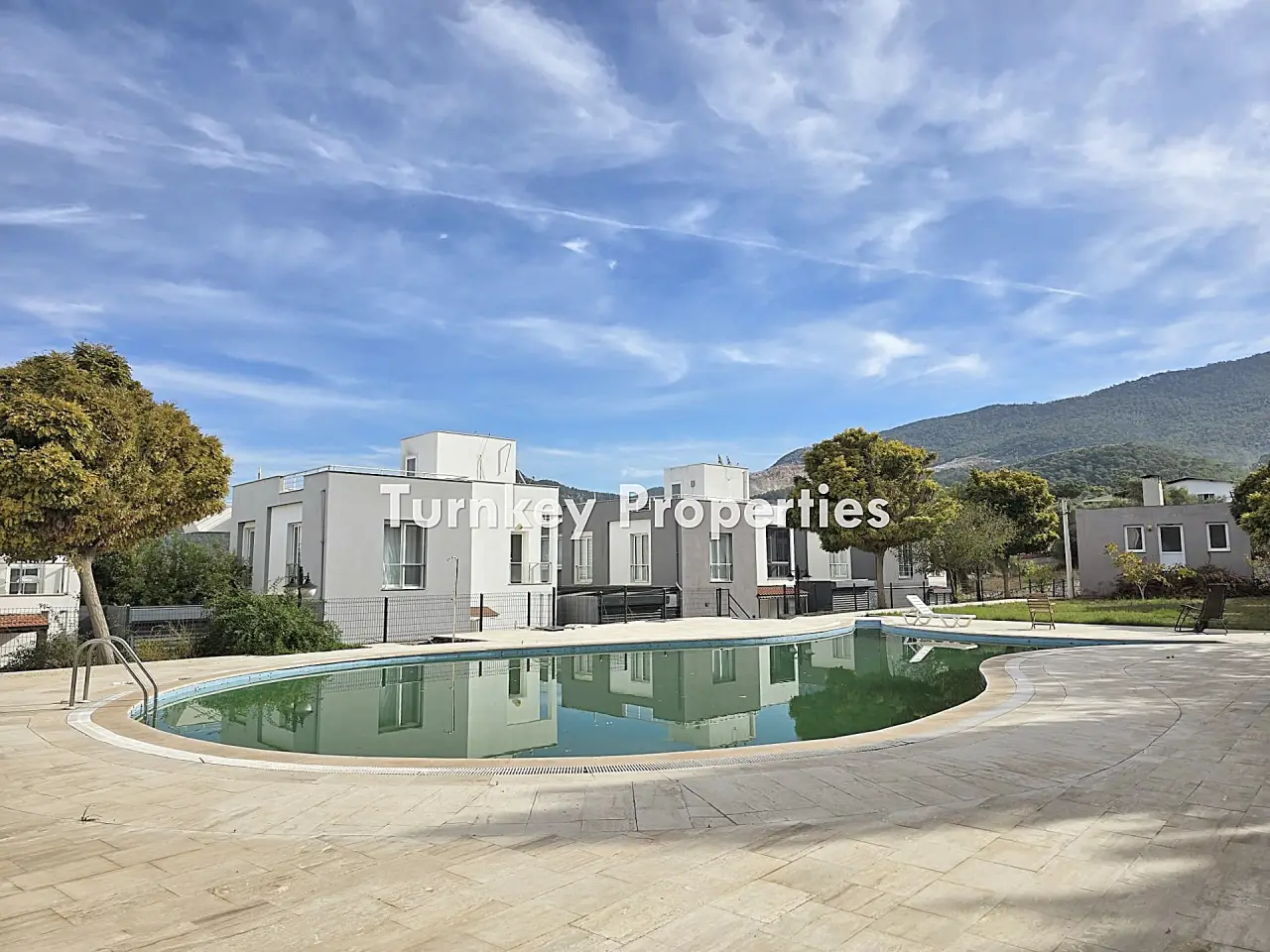 Villa à vendre à Mentes Milas avec beau jardin et piscine commune — 2