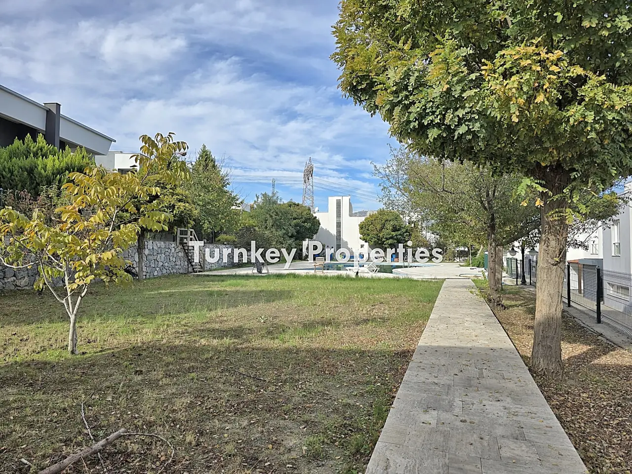 Villa à vendre à Mentes Milas avec beau jardin et piscine commune — 5
