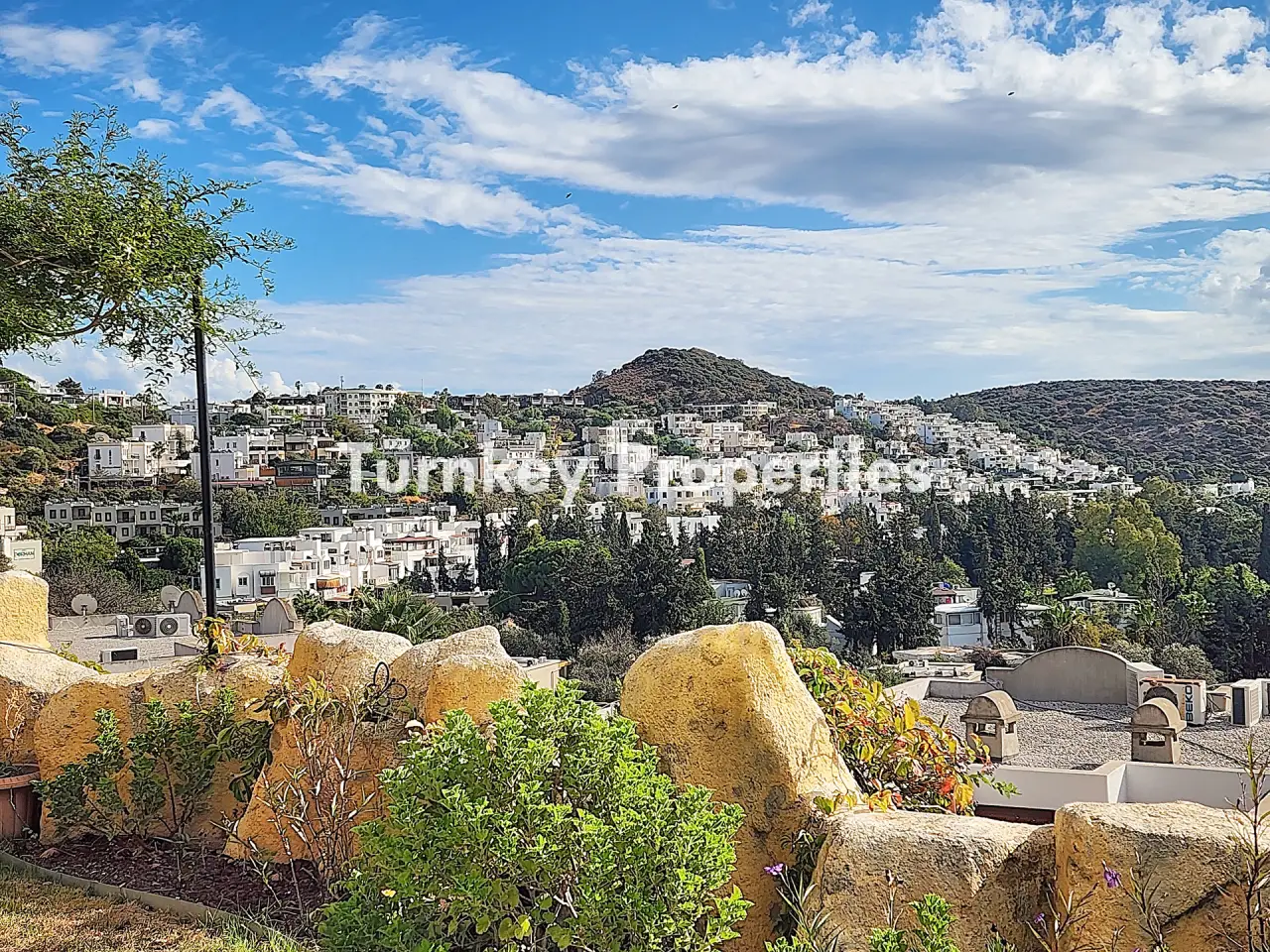 Bitez Lavanta Sitesi Kiralık Daire | Deniz Manzaralı Bahçe Katı ve Eşyalı — 2