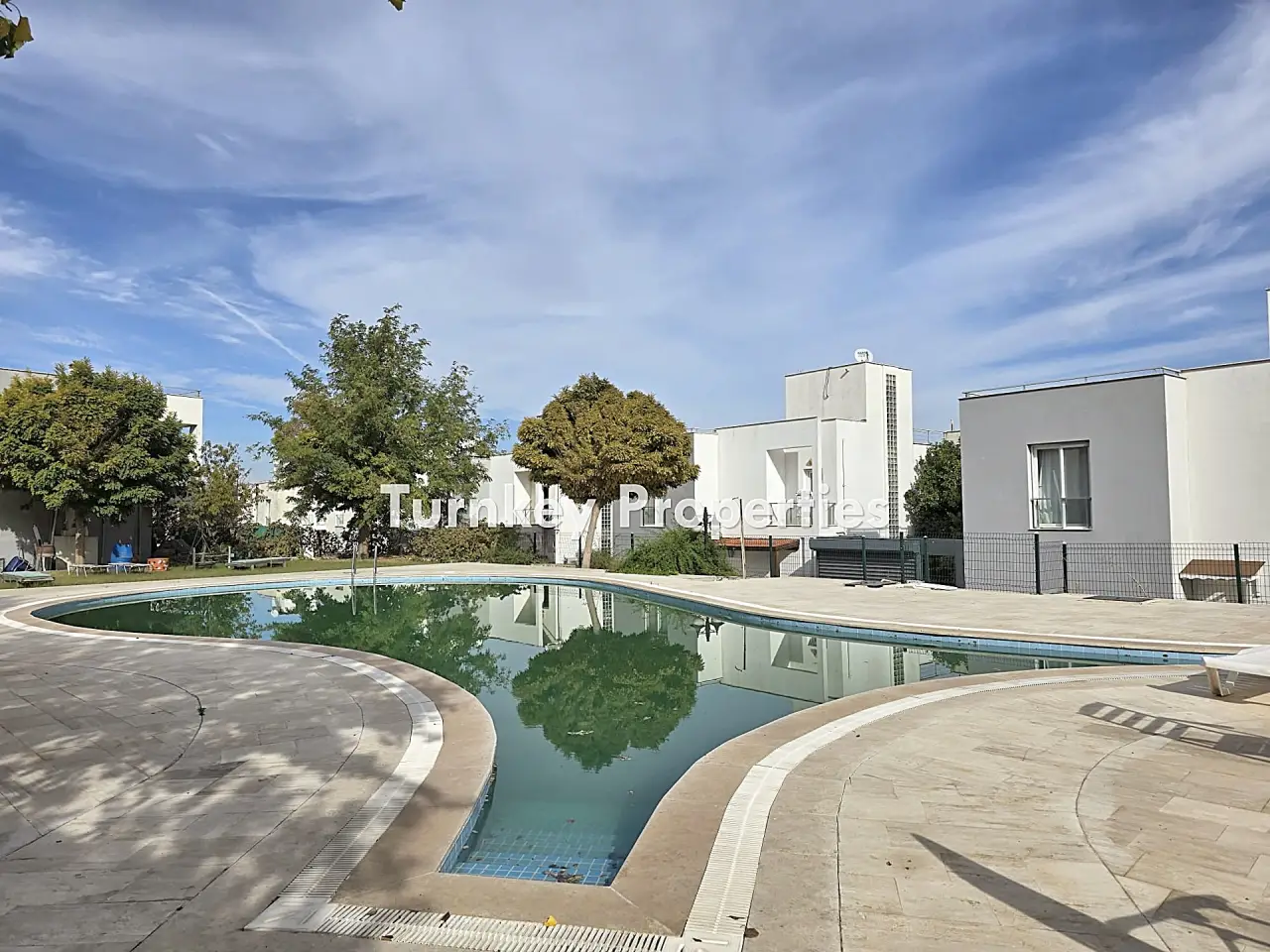 Villa à vendre à Mentes Milas avec beau jardin et piscine commune — 4